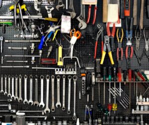 narzędzia ręczne w warsztacie